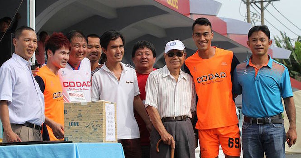 Sao V-League và giới nghệ sĩ xỏ giày ủng hộ HLV Nguyễn Thành Sự