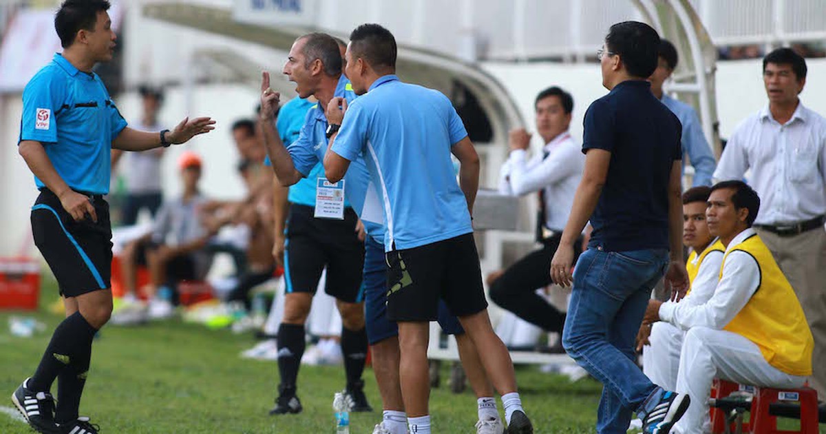 Bầu Đức: 'Tôi xin nhắc lại, HAGL vẫn giữ HLV Guillaume'