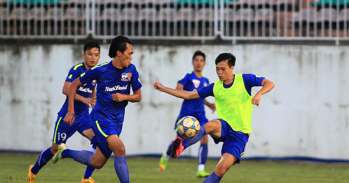 Công Phượng tập nhẹ ngoài đường biên, U.21 HAGL hạ đàn anh