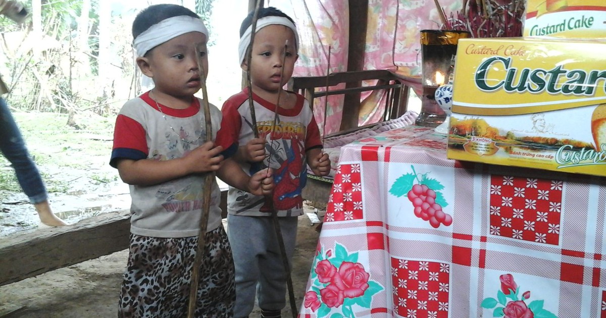 Công Vinh - Thủy Tiên mang hơi ấm đến vùng quê nghèo Nghệ An