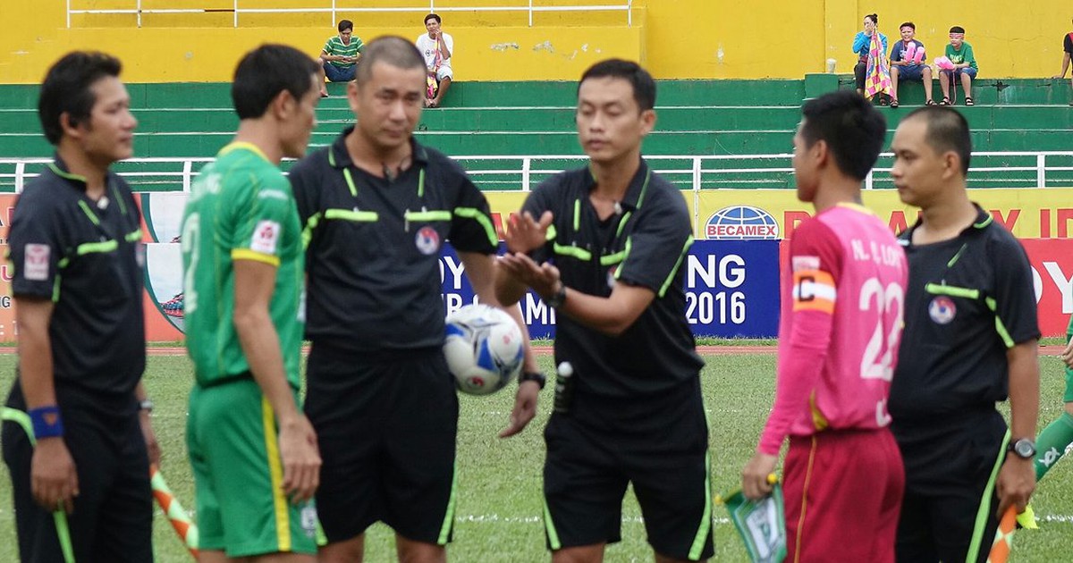 HLV Đức Thắng: 'Muốn dạy cầu thủ thì bản thân trọng tài phải tốt, phải có tư cách'