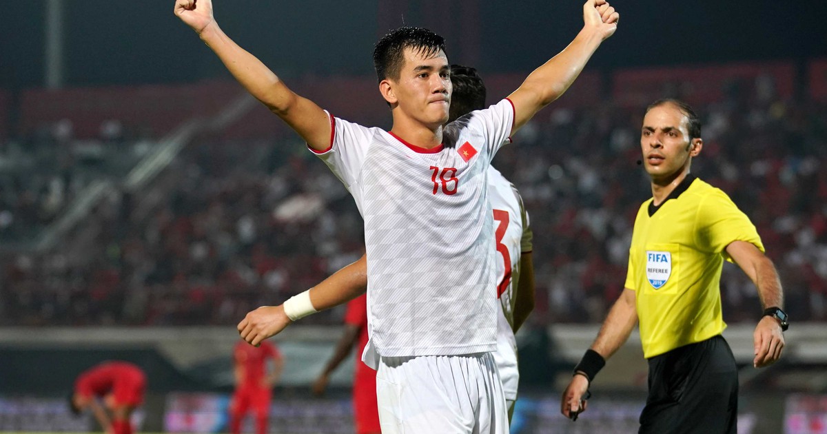 Công Phượng dự bị, Tiến Linh lĩnh xướng hàng công tuyển Việt Nam trước UAE