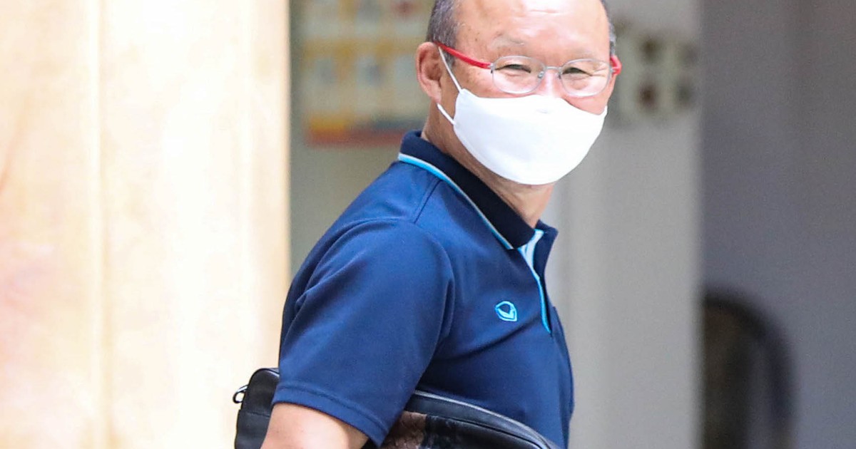 HLV Park Hang-seo nghe phê bình để tìm "bài" mới cho tuyển Việt Nam