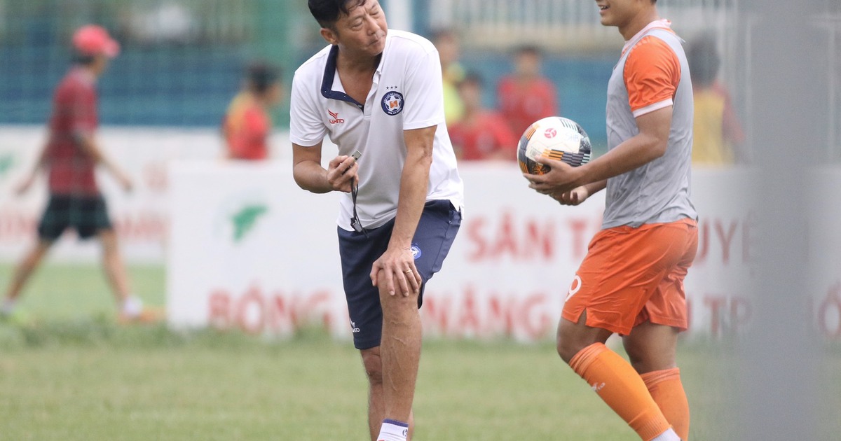 Vào TP.HCM, Huỳnh Đức mỉm cười nhìn Đức Chinh nhường “Tây” tập sút 11m