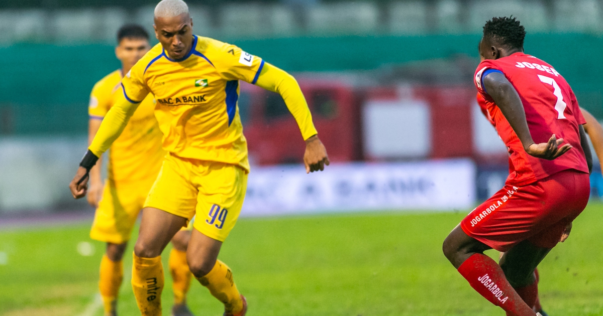 Thầy Park xem Văn Hoàng và Văn Toản tỏa sáng ngày SLNA chính thức trụ hạng