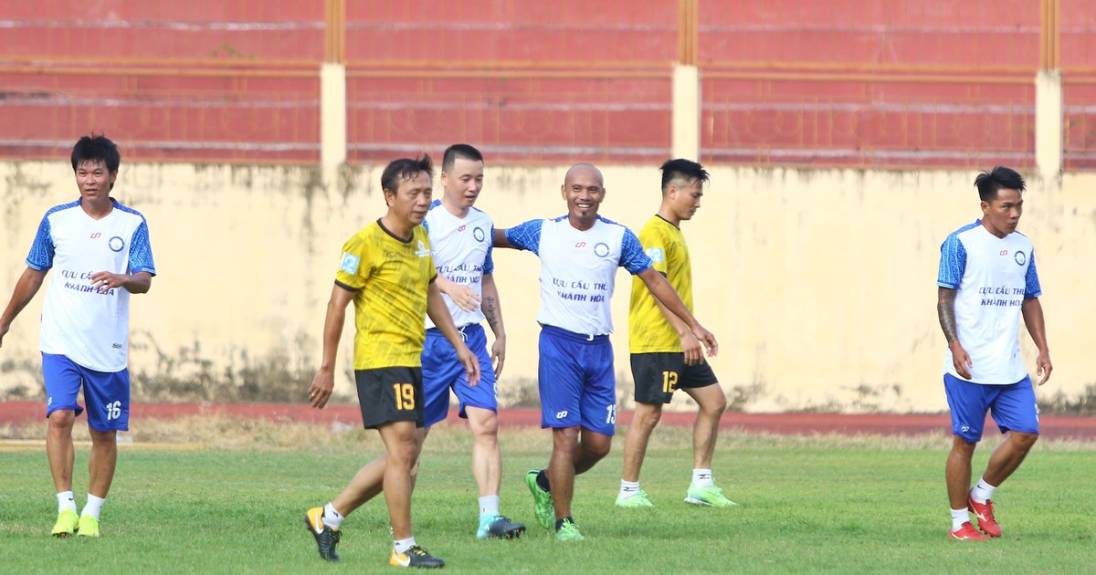 Tuyệt phẩm xuất hiện ngày Hải 'gà' sum họp 20 năm cựu cầu thủ Khánh Hòa
