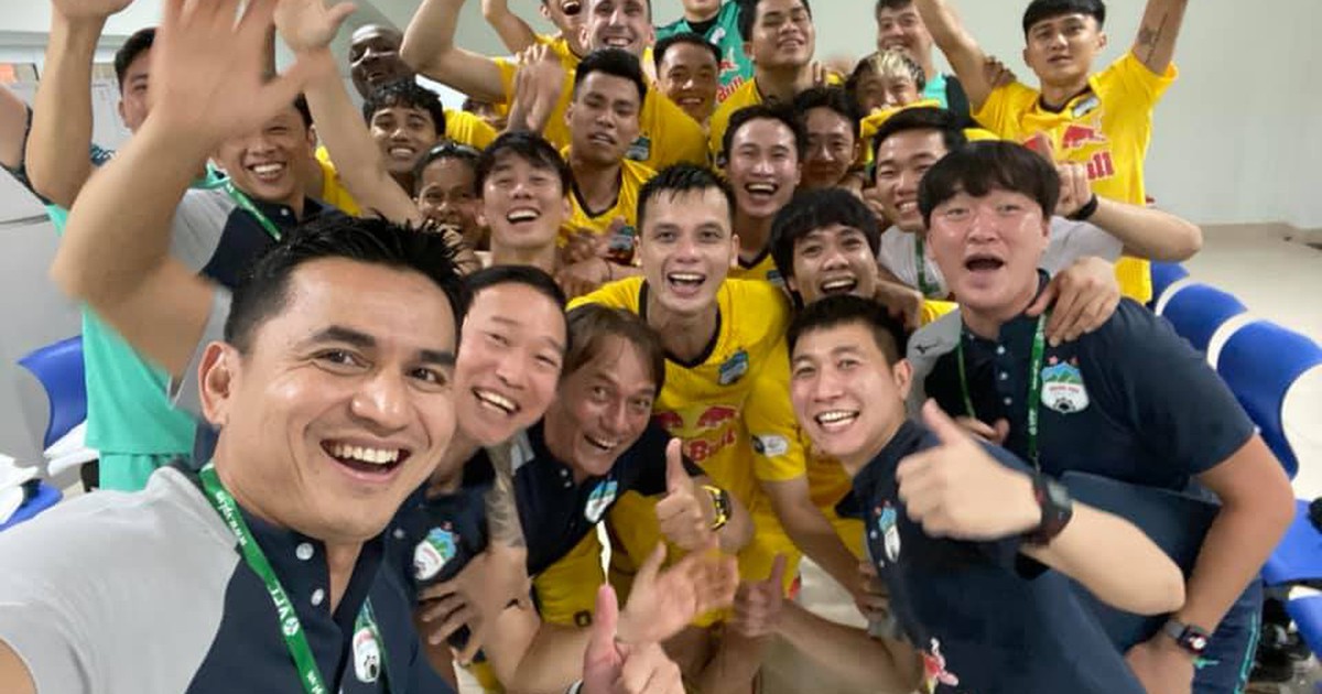 Kiatisak cùng HAGL soạn quà đặc biệt mừng bầu Đức 20 năm làm bóng đá