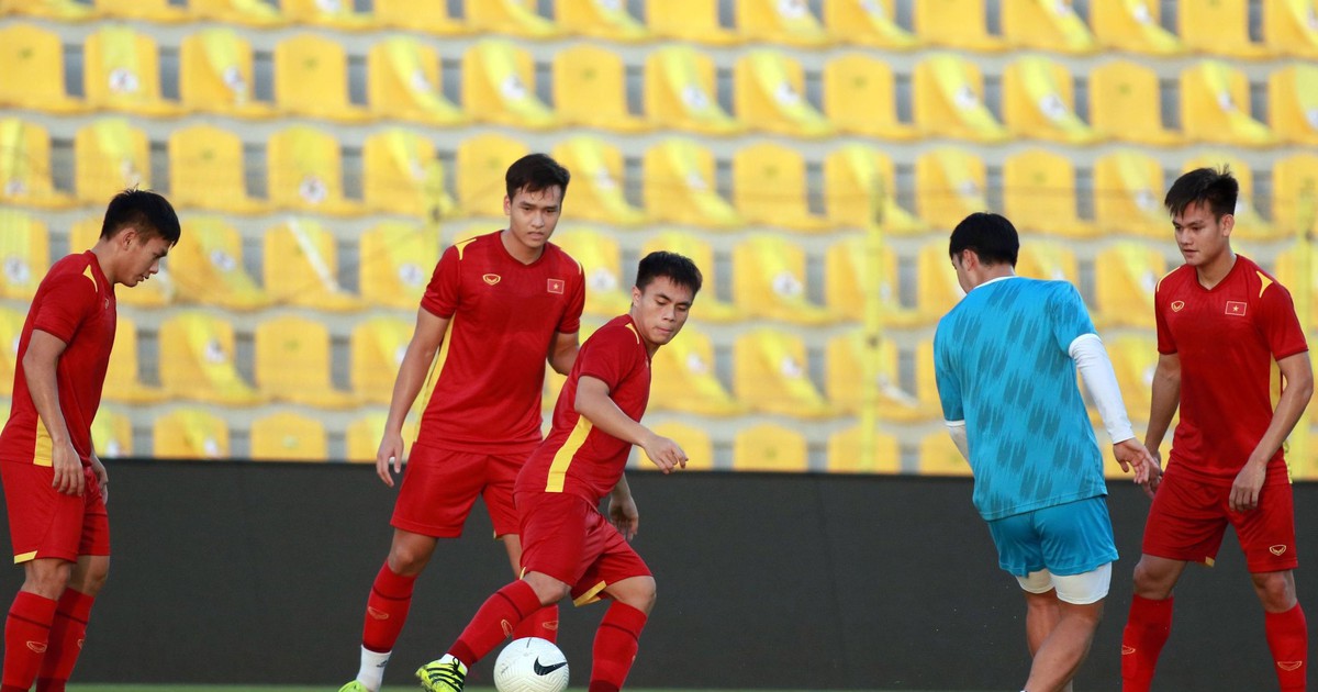 Tuyển Việt Nam gút danh sách 23 người, cầu thủ hứa quyết đấu UAE giúp Tuấn Anh