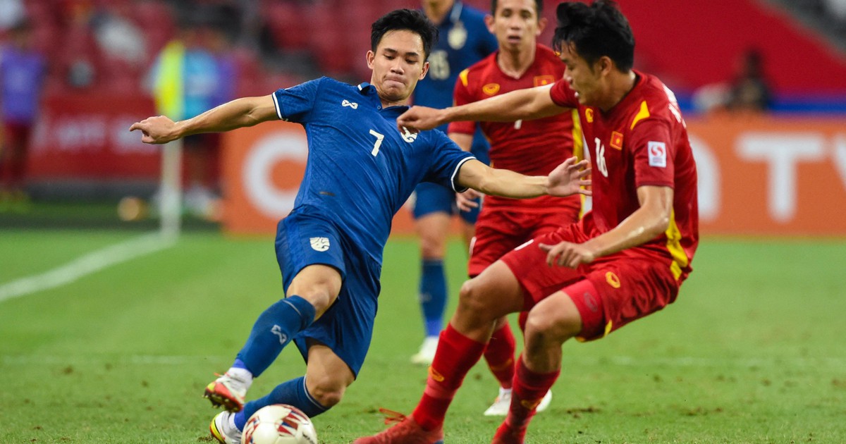 HLV CLB Hà Nội tuyệt vọng giữ chân Nguyễn Thành Chung