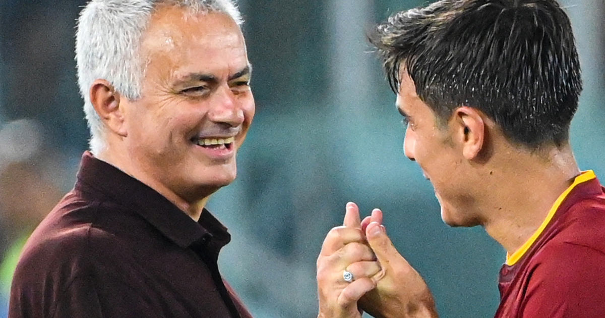 Bí mật nụ cười khúc khích giữa Mourinho và Dybala