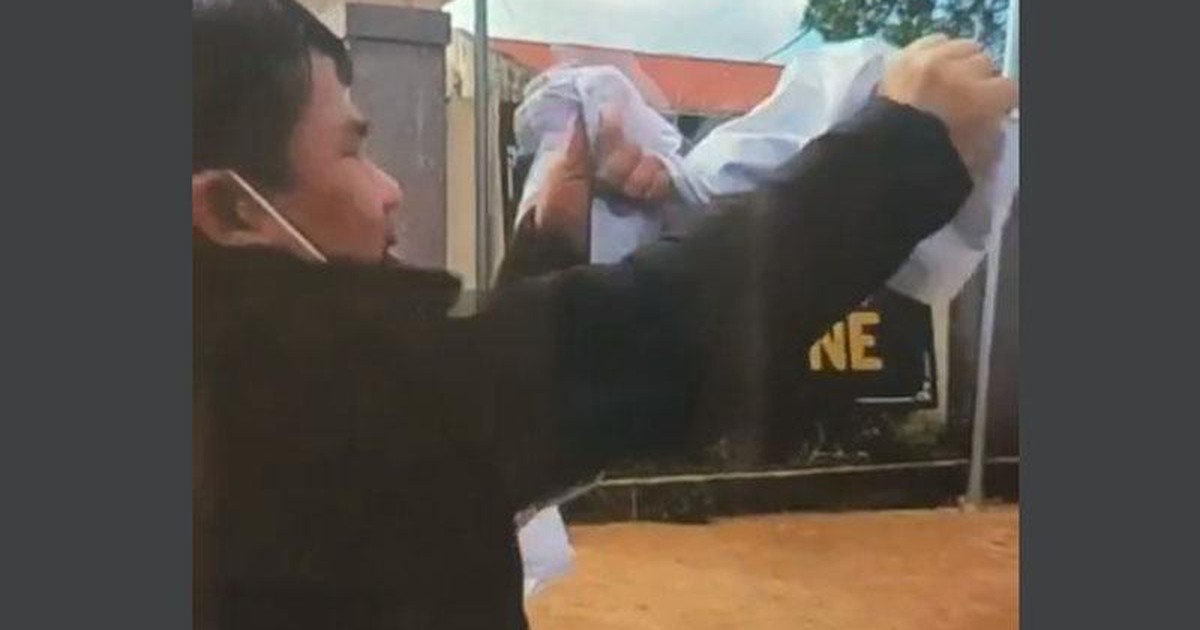 Nhân viên y tế xé áo blouse được bình xét không hoàn thành nhiệm vụ