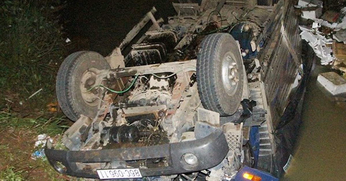 Tai nạn ở Đắk Nông: Xe tải lao xuống suối, lật ngửa, 2 người tử vong