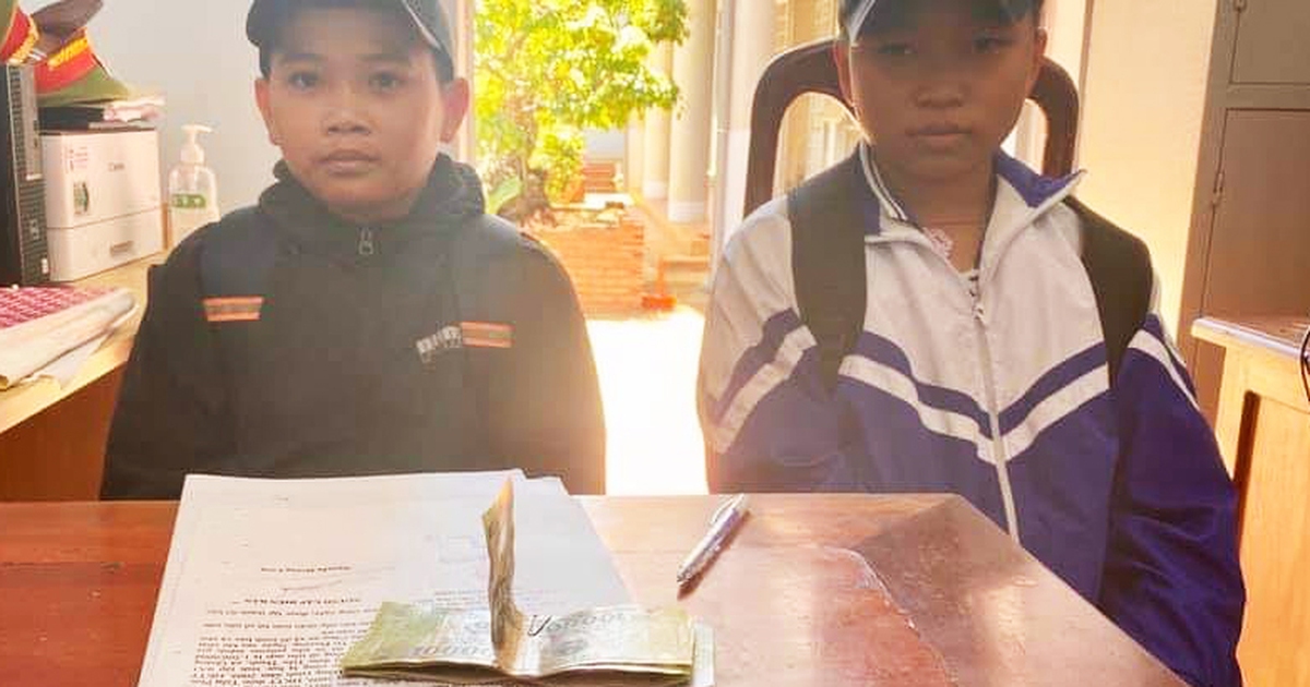 Đắk Lắk: Nhặt được tiền, hai học sinh báo công an để trả lại người mất