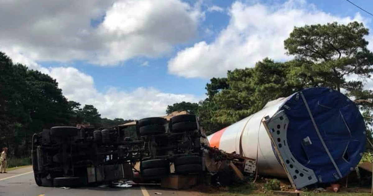 Lật xe chở trụ điện gió trên đường Hồ Chí Minh