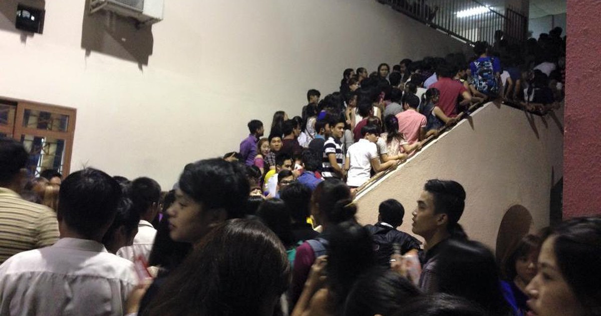 Khán giả chen lấn, xô xát với bảo vệ để vào xem chung kết Giọng hát Việt 2015