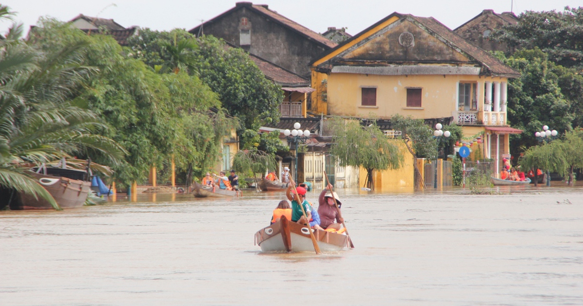 Người dân Hội An liều mình đi lại trong lũ dữ