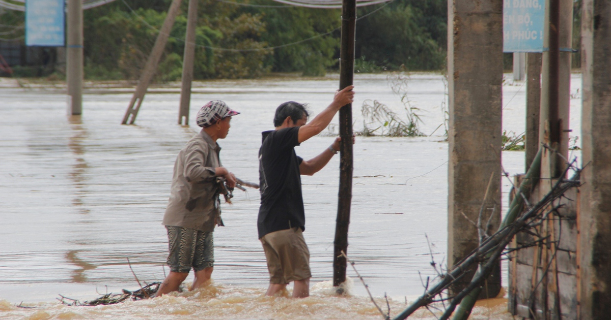 [ẢNH] Người miền Trung mưu sinh kiếm từng đồng trong lũ dữ