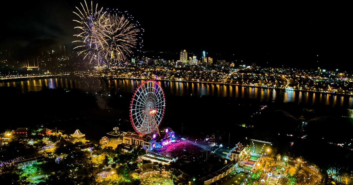 Pháo hoa rực sáng bầu trời Đà Nẵng sau 2 năm vắng bóng vì dịch Covid-19