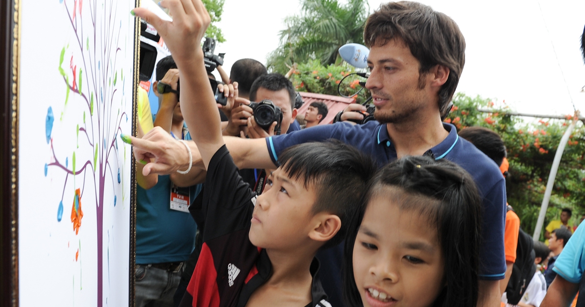 Ngôi sao Man City tay trần vẽ tranh tặng trẻ em SOS Hà Nội