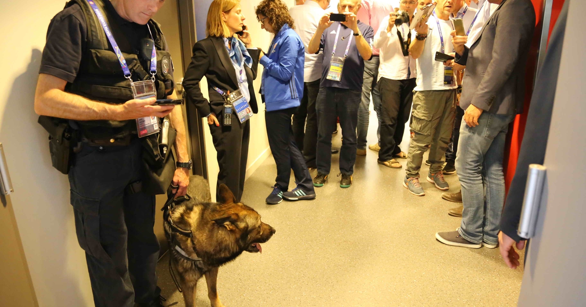 Rà bom tại Trung tâm báo chí sân Stade de France trước giờ khai mạc Euro