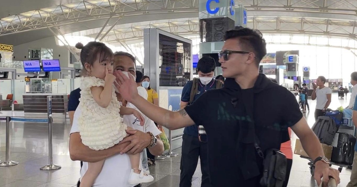 Quang Hải xúc động chia tay gia đình sang Pháp thi đấu cho Pau FC