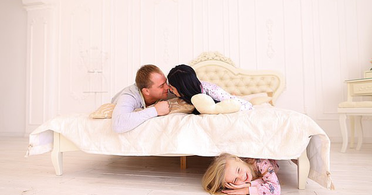 Xử lý khôn ngoan khi con bắt gặp cha mẹ 'đang yêu'