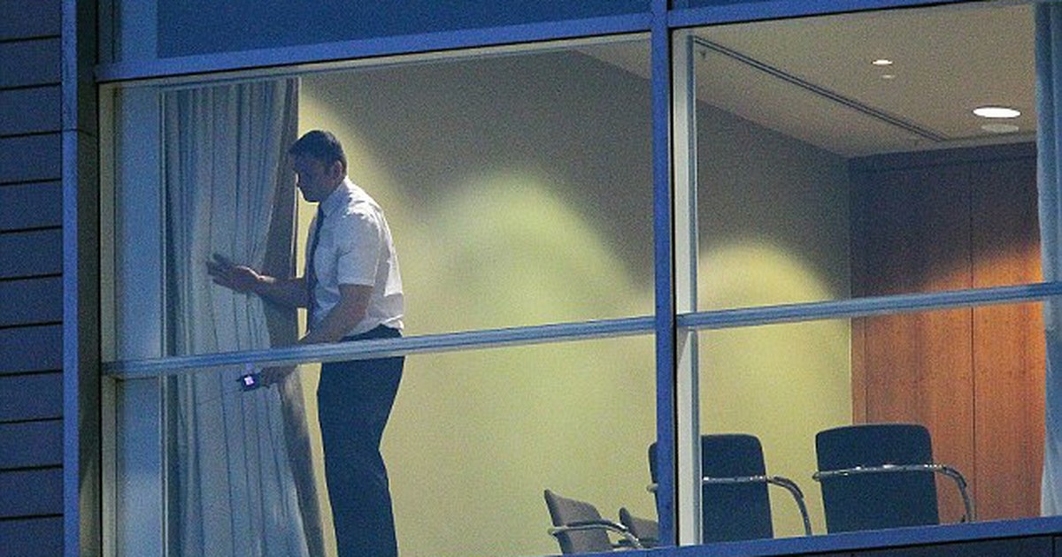 M.U lục soát khách sạn, đề phòng bị đối phương nghe lén