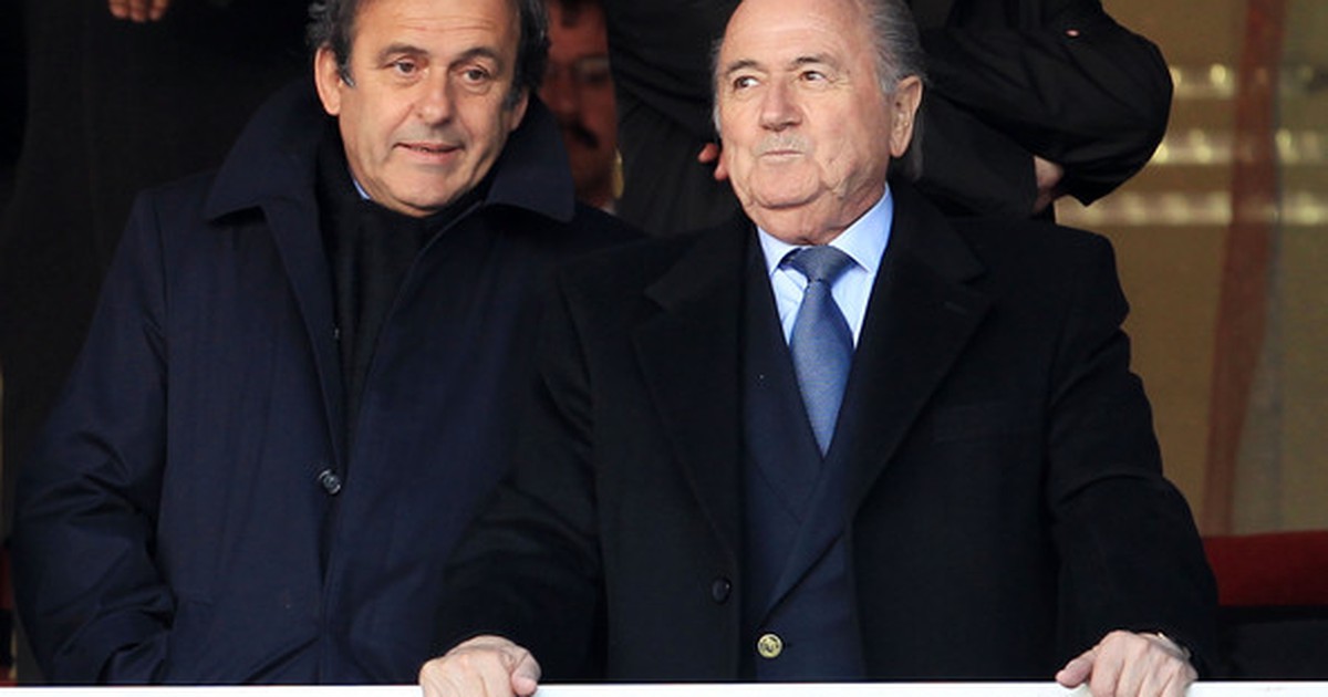 Blatter và Platini có nguy cơ bị đình chỉ chức vụ