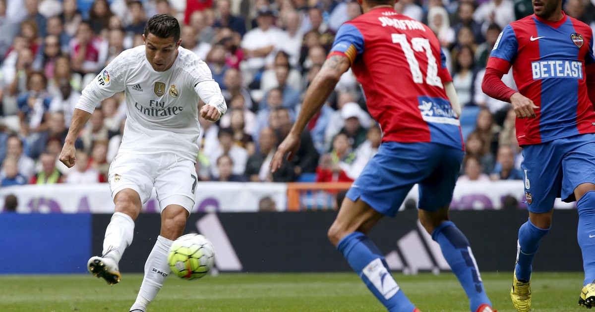 Ronaldo qua mặt Raul, Real Madrid lên ngôi đầu La Liga