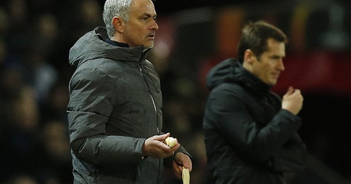 Mourinho cho cầu thủ M.U ăn chuối giữa trận đấu với Rostov
