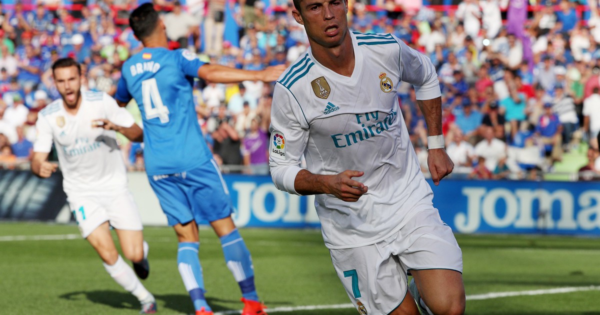 Ronaldo giải 'cơn khát' bàn thắng, Real Madrid rút ngắn cách biệt với Barcelona