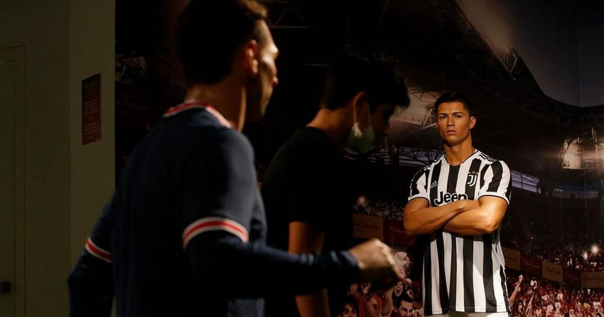 Dân mạng yêu cầu bảo tàng ở UAE đổi áo cho Ronaldo