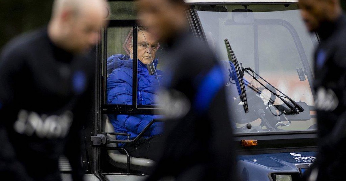 Vòng loại World Cup 2022: Tuyển Hà Lan nhận cú sốc khi HLV Van Gaal gặp nạn