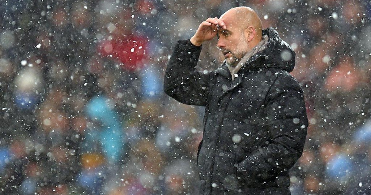 Hàng loạt cầu thủ của Man City dính chấn thương, HLV Guardiola lo sốt vó