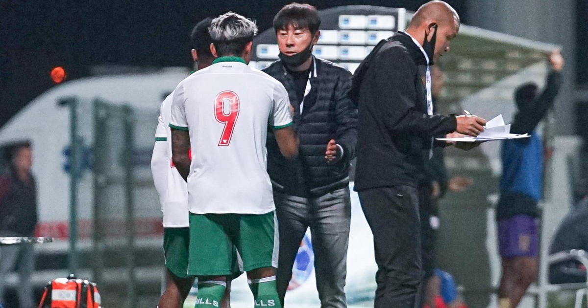 Dân mạng hết lời ca ngợi HLV tuyển Indonesia về hành động giống thầy Park