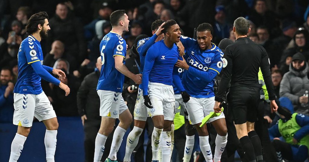 Kết quả Ngoại hạng Anh: Everton ngược dòng hạ Arsenal trong đêm khán đài bất thường