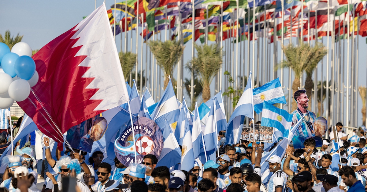 Phấn khích vì World Cup 2022, hàng ngàn người tham gia ‘biểu tình bóng đá’ tại Qatar