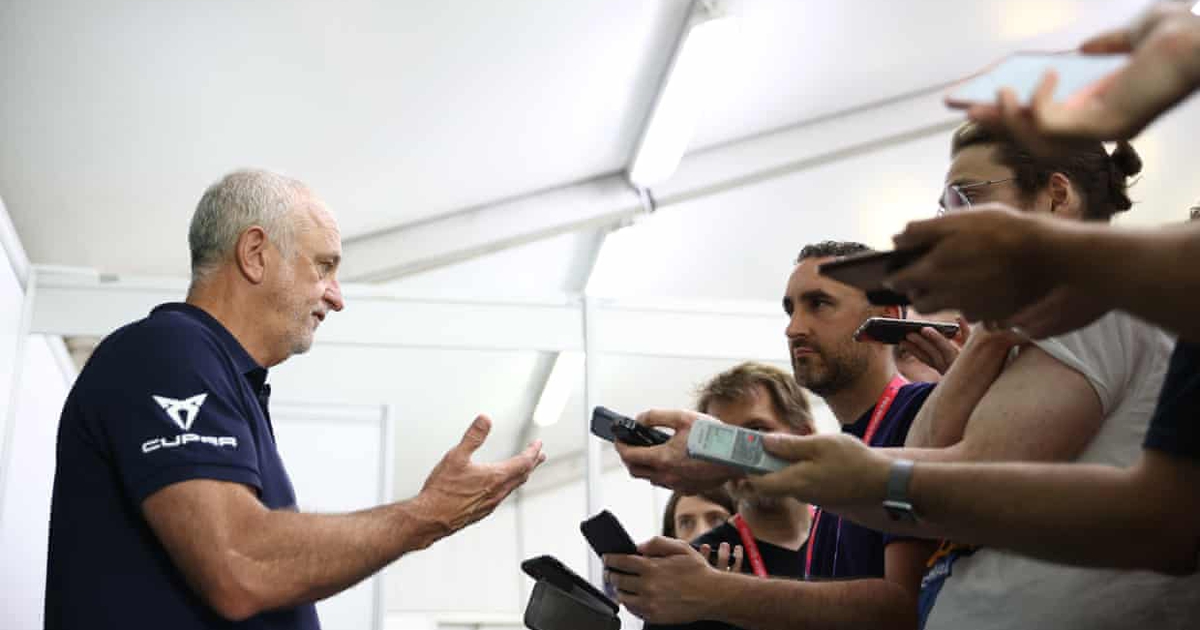 HLV tuyển Úc muốn học trò tránh xa mạng xã hội