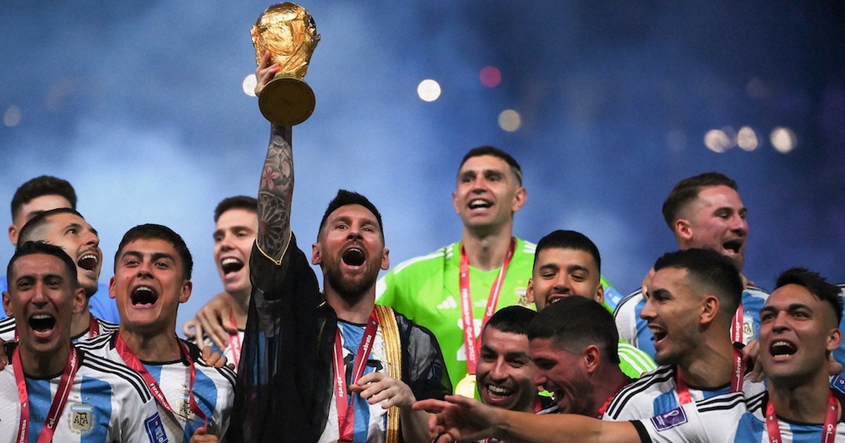 Bí mật chiếc áo choàng Messi mặc khi nâng cao chiếc cúp vô địch World Cup 2022
