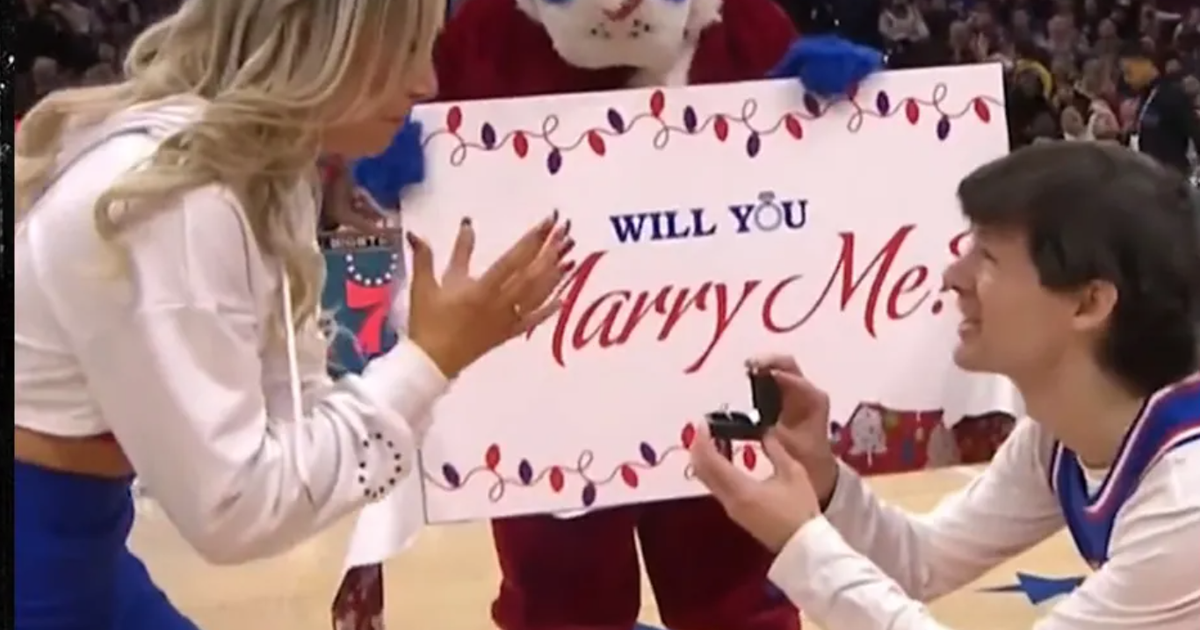 NBA lại sốt những màn cầu hôn trong trận đấu
