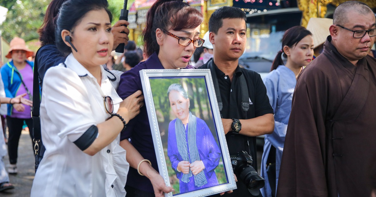 Dòng người nghẹn ngào tiễn đưa NSƯT Út Bạch Lan