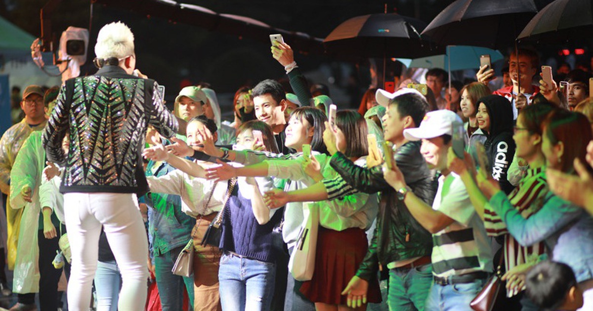 Châu Khải Phong trình diễn trước 30.000 khán giả tại Hàn Quốc