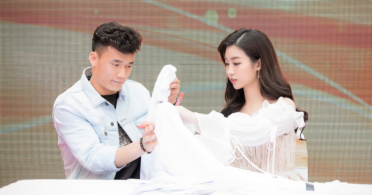 Đỗ Mỹ Linh tình tứ sánh bước bên Bùi Tiến Dũng