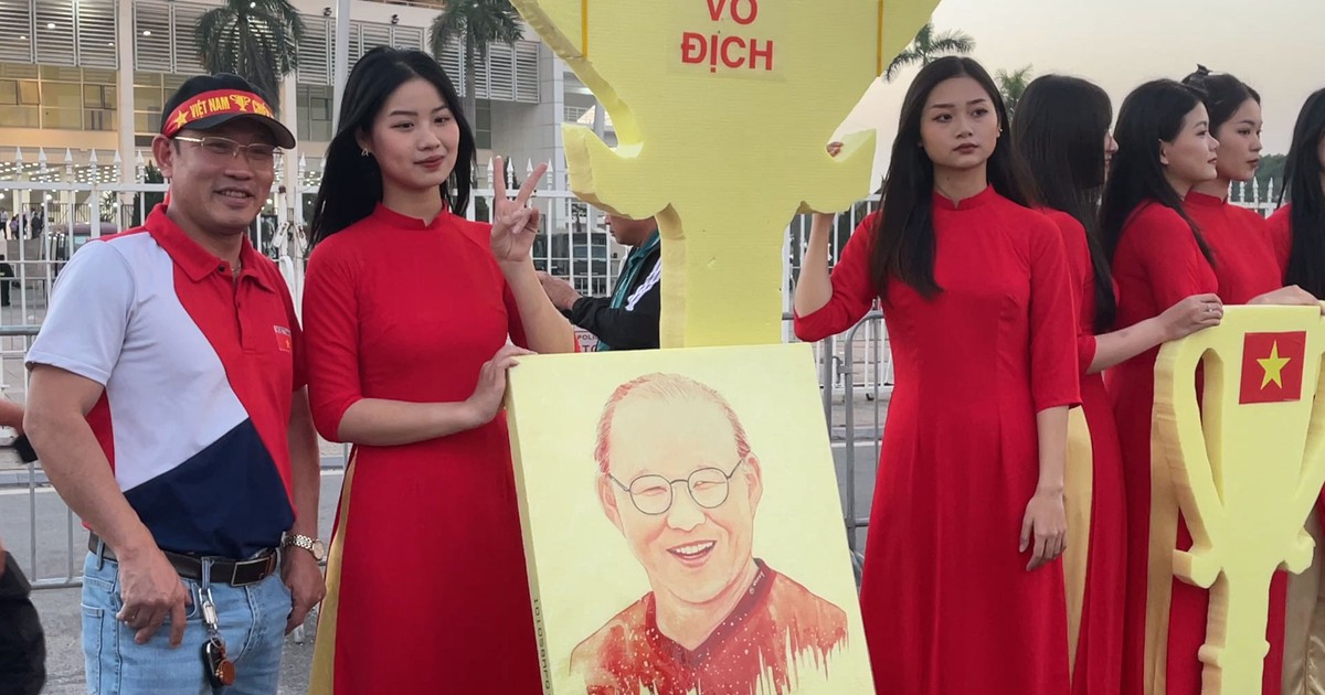 Việt kiều Anh đến sân Mỹ Đình cổ vũ ĐT Việt Nam, mong Tiến Linh ghi bàn