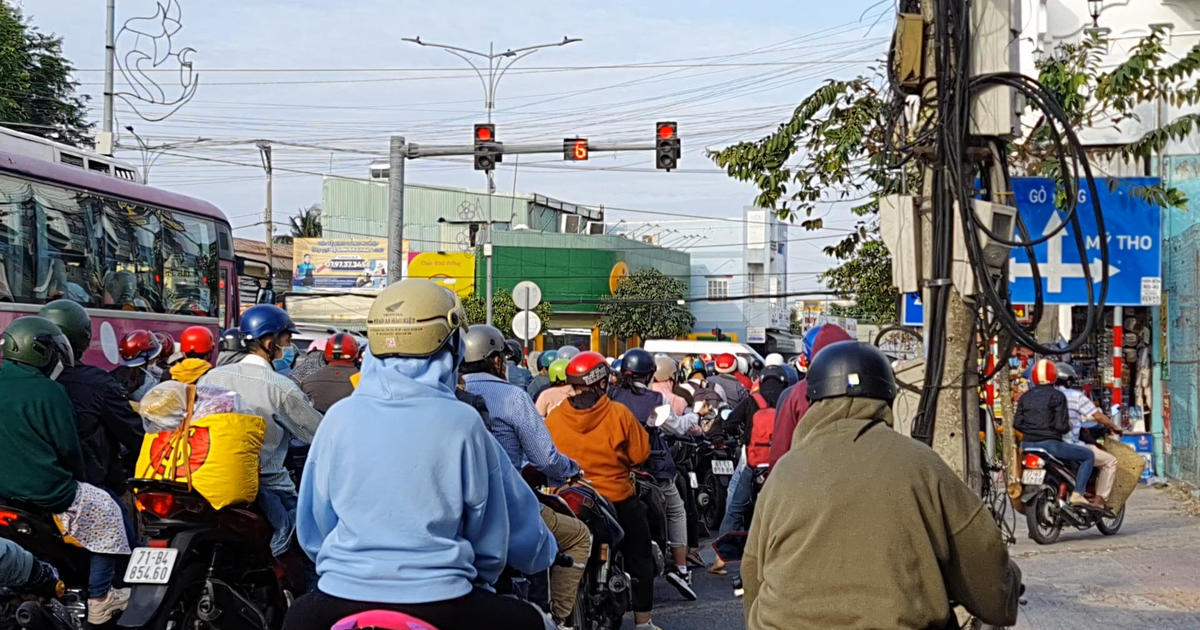 Kẹt xe trên Quốc lộ 60, người miền Tây than do đèn giao thông không hợp lý