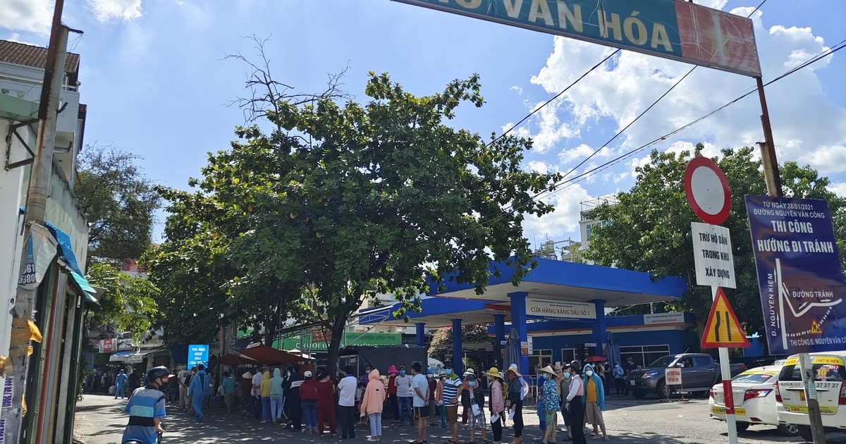 Trước giờ phong tỏa, người dân Q.Gò Vấp bình tĩnh xếp hàng xuyên trưa chờ xét nghiệm