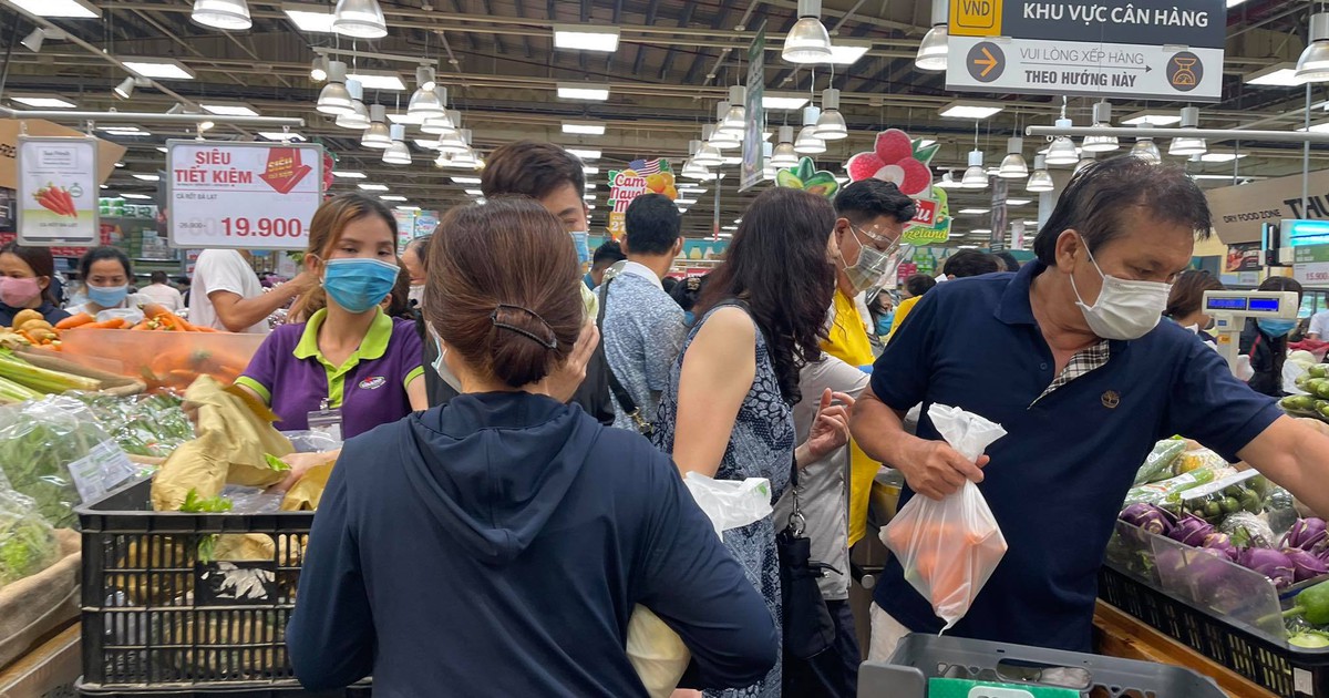 Sau lệnh giãn cách xã hội TP.HCM, siêu thị ở Gò Vấp đông nghẹt người mua sắm