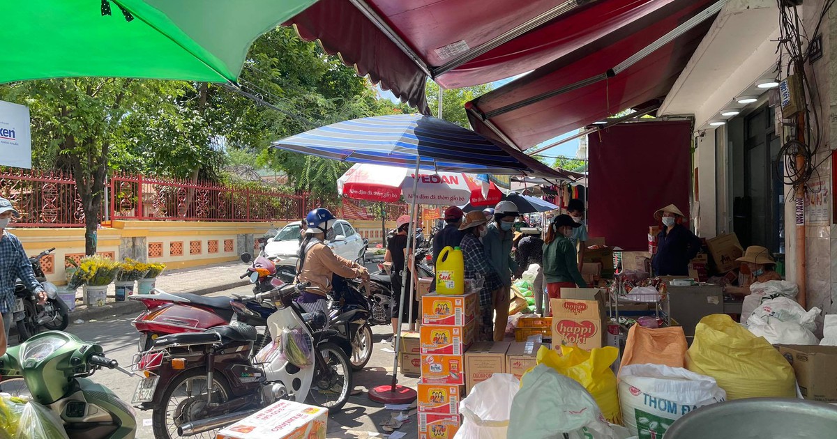 Sau lệnh giãn cách xã hội TP.HCM, người dân tranh thủ đi chợ yên tâm phòng dịch