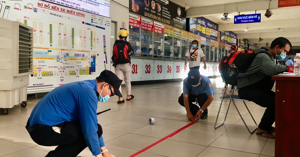 Trước giờ TP.HCM giãn cách xã hội, sinh viên đến BX Miền Đông: 'Về quê, chờ quay lại'