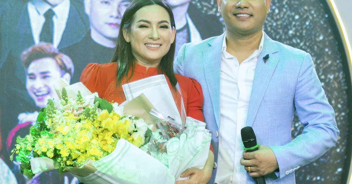 Ca sĩ A Tuân bất ngờ khi bị Phi Nhung 'dụ dỗ' hát ca cổ